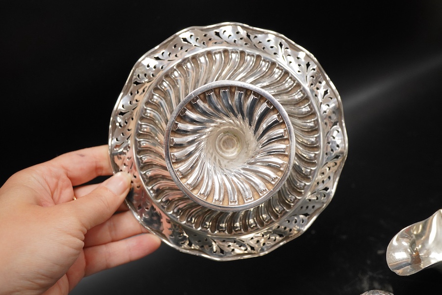 A late Victorian repousse silver bonbon dish, Kemp Bros. London, 1897, diameter 15.1cm, together with two silver sauceboats, 10oz.